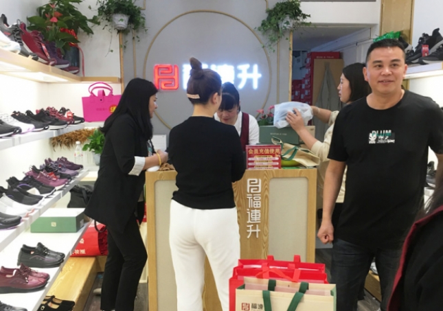 鞋店如何通過“鞋子以舊換新”的活動(dòng)盈利？